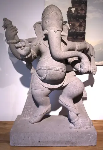 Artikelbild des Artikels “Ganesha tanzend, Flussstein, ca. 100 cm Höhe “